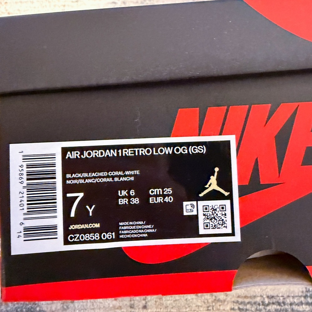NEW Rare Nike Air Jordan 1 Retro Low Black Pink + Pink laces - Picture 3 of 4